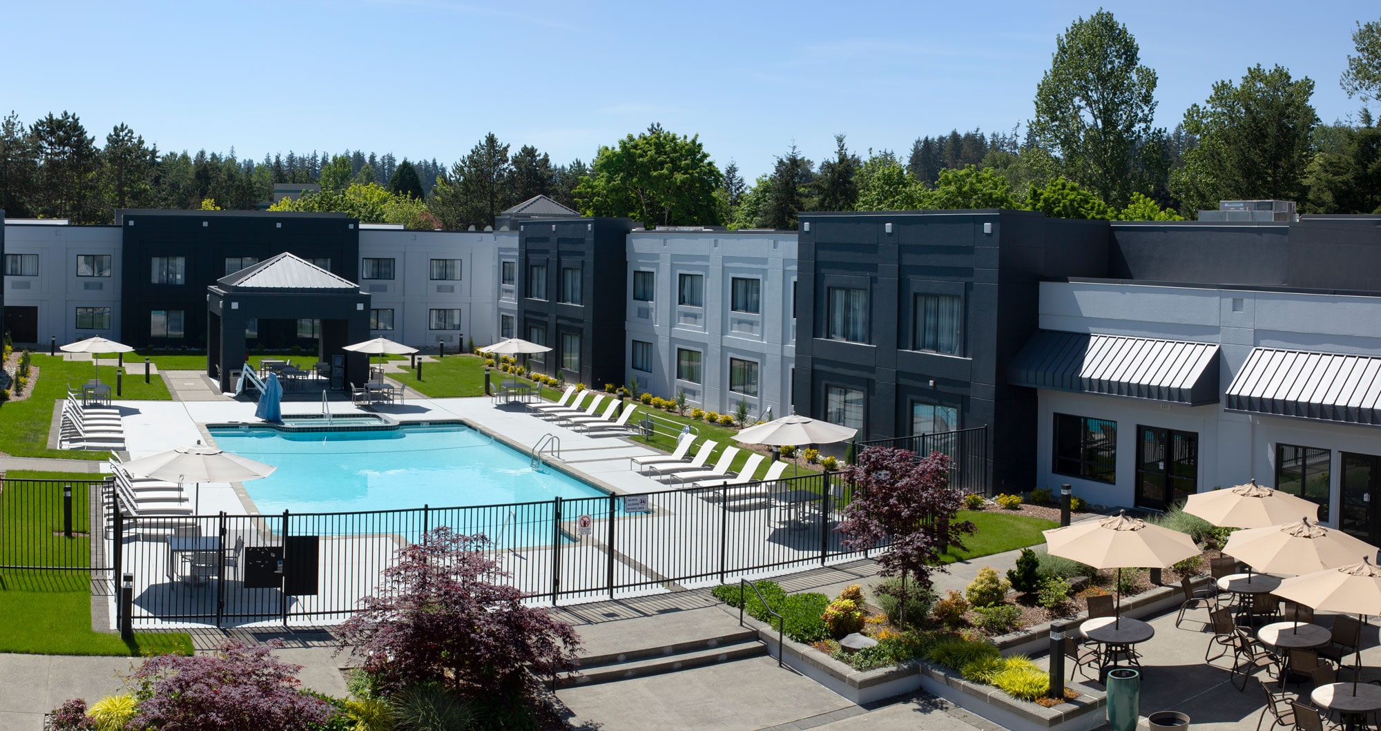 View of the courtyard pool at the Country Inn & Suites by Radisson in Bothell, WA.